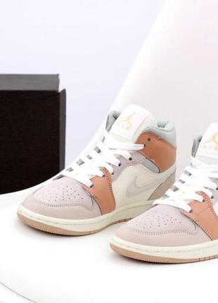 Женские кроссовки nike air jordan 1 mid beige white 39-403 фото