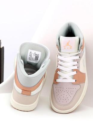 Женские кроссовки nike air jordan 1 mid beige white 39-405 фото