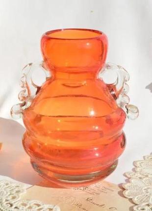 Старовинна ваза із кольорового гутного скла