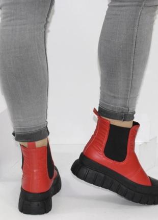 Черно-красные осенние ботинки на танкетке5 фото