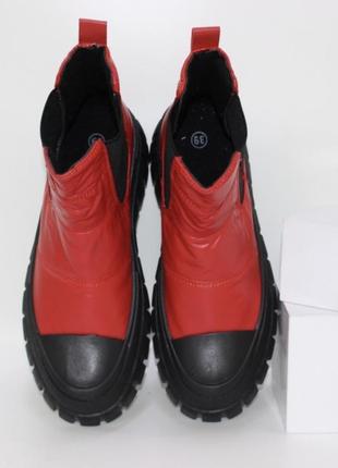 Черно-красные осенние ботинки на танкетке8 фото