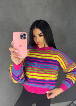 Стильный свитер в разноцветную полоску