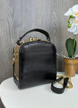 Маленька жіноча сумочка каркасна із золотою застібкою, мінісумка з ланцюжком чорний стільники1 фото