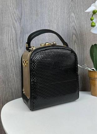 Маленька жіноча сумочка каркасна із золотою застібкою, мінісумка з ланцюжком чорний стільники4 фото