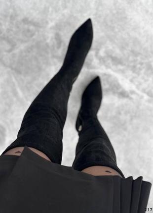 Женские демисезонные черные замшевые стрейчевые ботфорты на каблуке4 фото