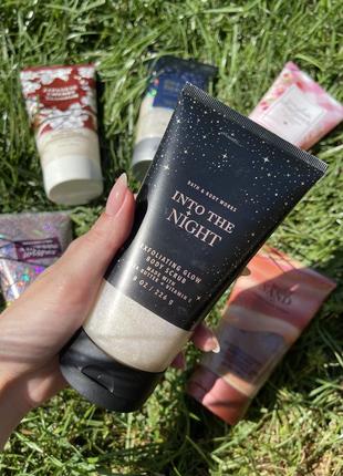 Скраб для тела into the night от bath &amp; body works с блестками ✨1 фото