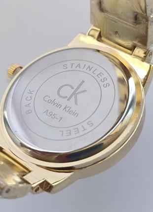 Золотистий жіночий годинник під золото з чорним циферблатом, відображення дати4 фото