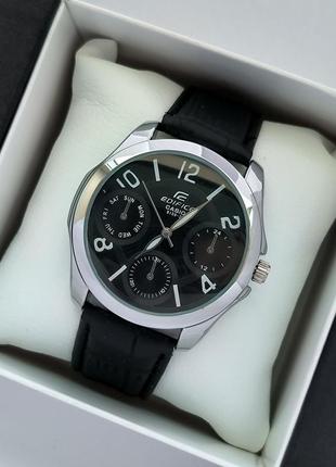 Чоловічий наручний годинник стального кольору з чорним циферблатом на ремінці