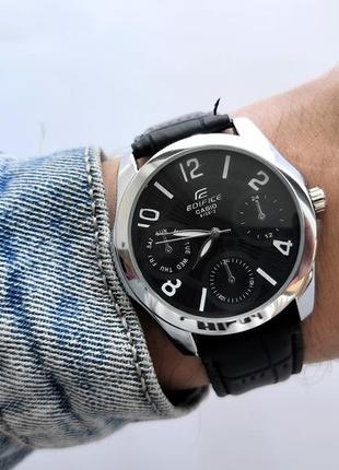 Мужские наручные часы стального цвета с черным циферблатом на ремешке2 фото