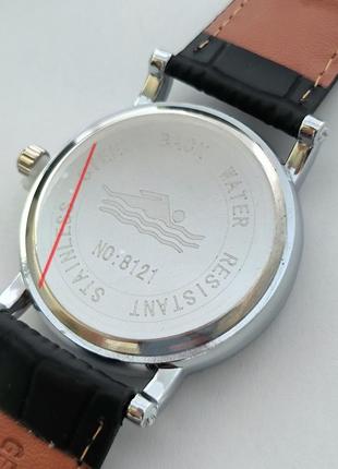 Мужские наручные часы серебристого цвета с черным циферблатом и синими цифрами3 фото