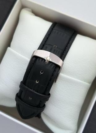 Мужские наручные часы серебристого цвета с черным циферблатом и синими цифрами5 фото