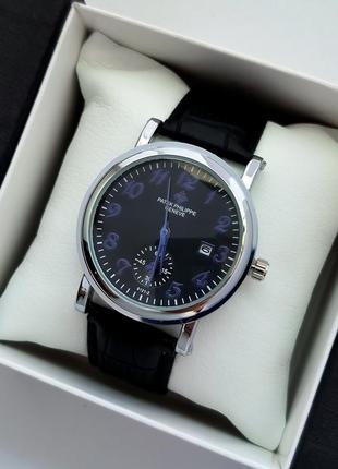 Чоловічий наручний годинник сріблястого кольору з чорним циферблатом та синіми цифрами