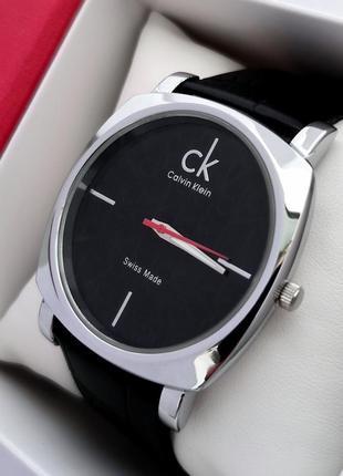 Чудовий жіночий годинник сріблястого кольору з чорним циферблатом, на ремінці3 фото