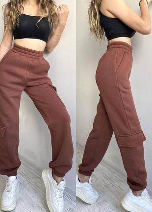 Тёплые женские спортивные штаны брюки джоггеры карго на флисе с накладными карманами🔥 коричневые мокко/ серые3 фото