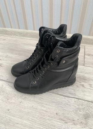 Жіночі черевики з натуральної шкіри 38 р , в дуже дуже гарному стані .