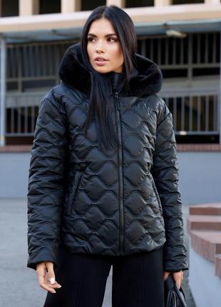 Стильна коротка куртка на утеплювачі чорного кольору