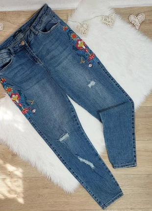 Супер-стильные рваные джинсы с вышивкой, размер м