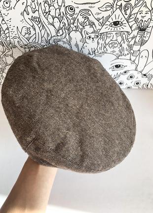 Кепка з гострим козирком