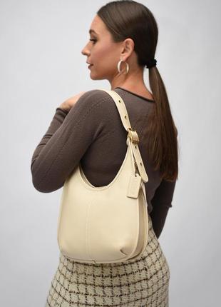 Молочна шкіряна сумка ergo hobo bag ivory coach