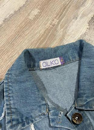Стильная джинсовая жилетка с украшениями4 фото