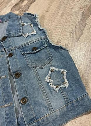 Стильна джинсова жилетка з прикрасами2 фото