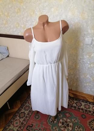 Шикарное белое платье с голыми плечами3 фото
