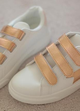 Жіночі кросівки білі три липучки кольору золота 37 розмір