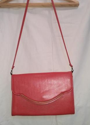Хороша сумка-клатч з додатковою ручкою яскраво червоного кольору для супер дами