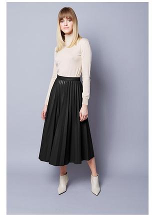 Черная юбка плиссе миди из экокожи