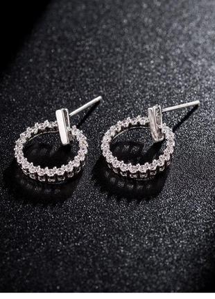 Ніжні сережки усіяні цирконом круглої форми застібка гвоздик.