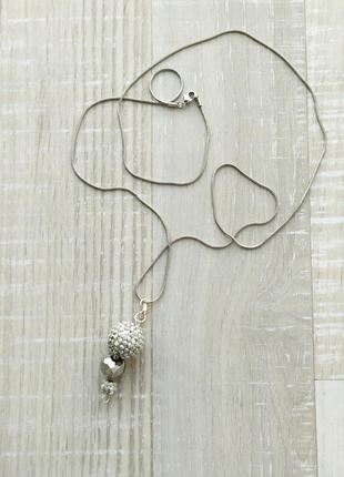 Довгий сріблястий ланцюжок з кулоном