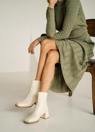 Вязаное платье с ажурным верхом и юбкой плиссе оливковое4 фото