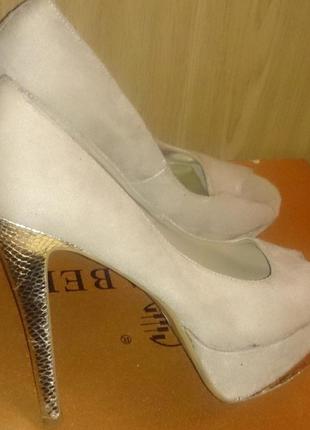 Стильні бежеві босоніжки р39 new look