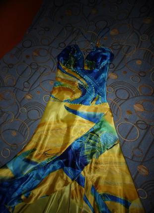 Ошатне атласну сукню зі шлейфом в патріотичних кольорах розмір 44-46