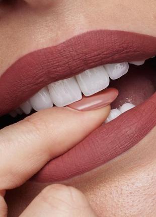Стойкая красная жидкая матовая помада для губ huda beauty liquid matte lipstick в оттенке icon2 фото