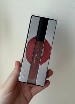 Стійка червона рідка матова помада для губ huda beauty liquid matte lipstick у відтінку icon7 фото