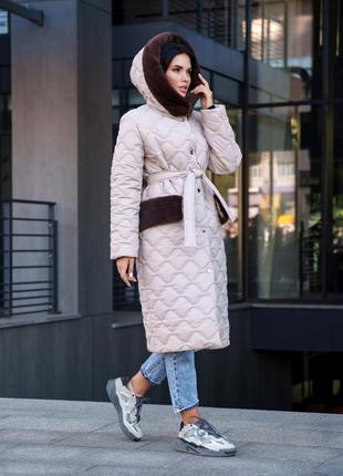 Пальто жіноче зимове стьобане, мідідовжини, утеплене, з капюшоном з хутряною облямівкою, бежеве3 фото
