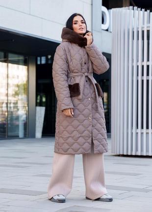Пальто жіноче зимове стьобане, мідідовжини, утеплене, з капюшоном з хутряною облямівкою, моко4 фото