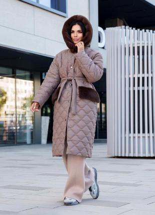 Пальто жіноче зимове стьобане, мідідовжини, утеплене, з капюшоном з хутряною облямівкою, моко7 фото