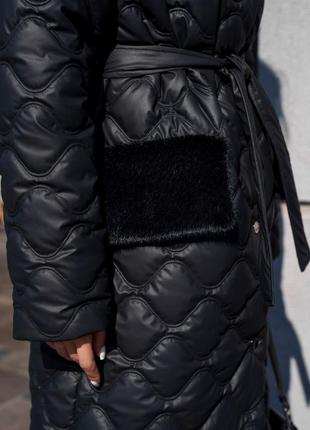 Пальто жіноче зимове стьобане, мідідовжини, утеплене, з капюшоном з хутряною облямівкою, чорне5 фото