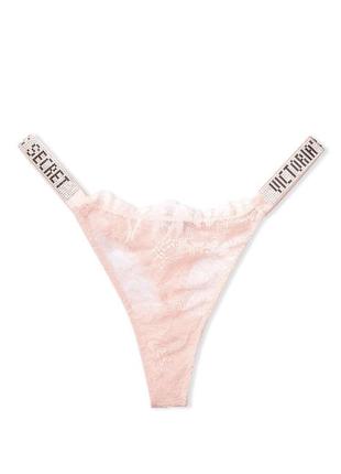 Ніжно рожеві мереживні трусики стрінги зі стразами victoria’s secret lace logo shine thong, оригінал