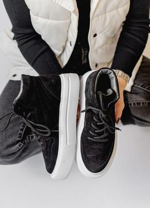 Черные утепленные кроссовки - идеальный выбор для осенней моды.4 фото