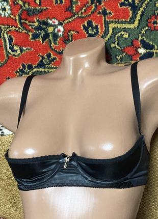 Классный эротичный бюстгальтер для ролевых игр фотосессии с полуоткрытой грудью3 фото