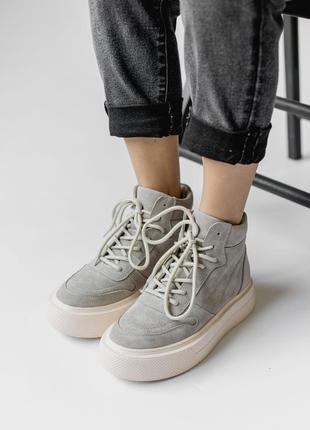 Серые утепленные кроссовки - идеальный выбор для осенней моды.5 фото
