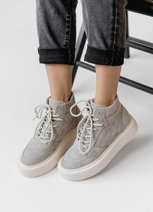 Серые утепленные кроссовки - идеальный выбор для осенней моды.1 фото