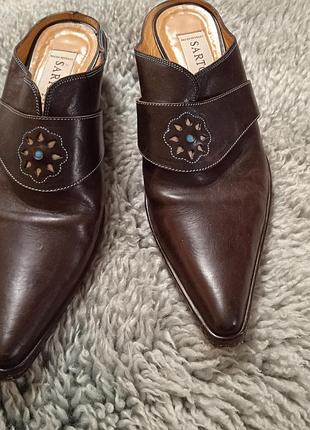 Шикарные полностью кожаные мюли на каблуке люксового бренда sartore paris, выполненные в италии