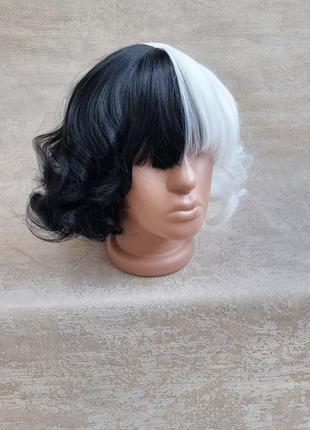 Перик для образа круэлы парик чёрный с белыми волосами7 фото