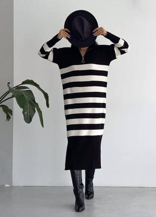 Женское трикотажное акриловое платье длинны миди свободного кроя черно белого цвета с отложным воротником4 фото