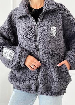 Женская теплая эко куртка рубашка на замке змейка с карманами ткань качественный мех тедди цвет серый3 фото
