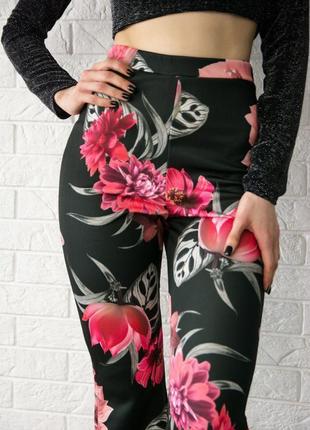 Черные клешие штаны с цветочным принтом new look